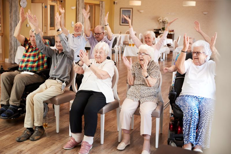 Groupe de personnes âgées profitant d'un cours de fitness dans une maison de retraite